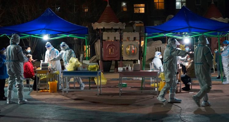 Equipo sanitario en Xian, ciudad de China que sufre rebrote de covid