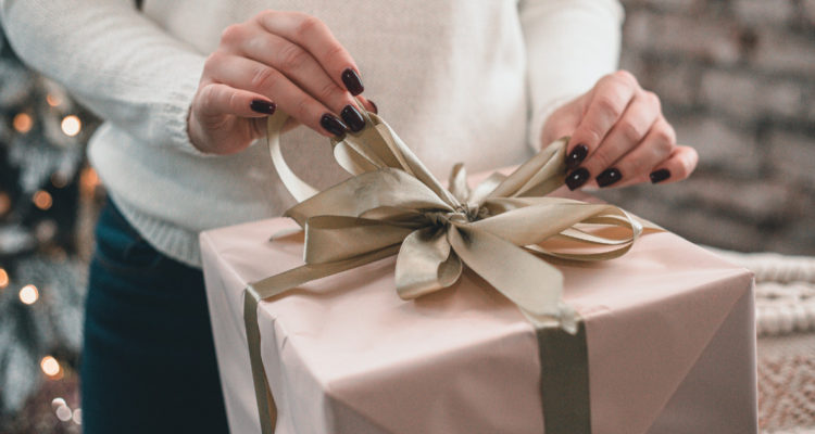 Mujer abriendo regalo