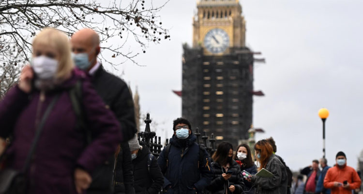 Reino Unido podría ir a encierro por Omicron.
