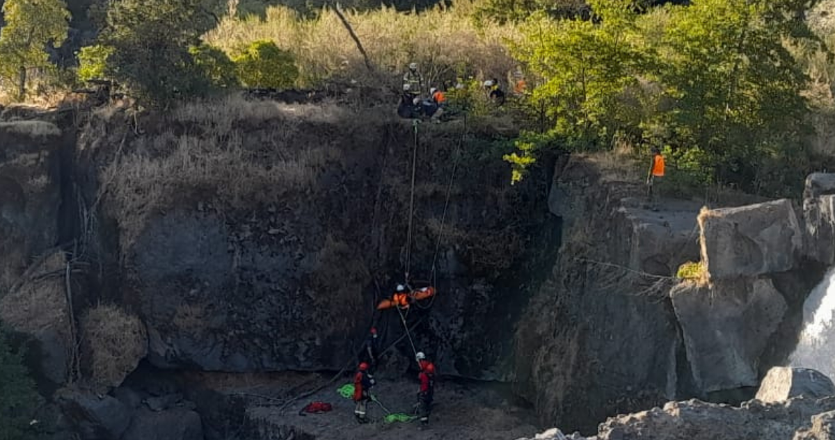 Rescate cerca de cascada en Salto del Laja