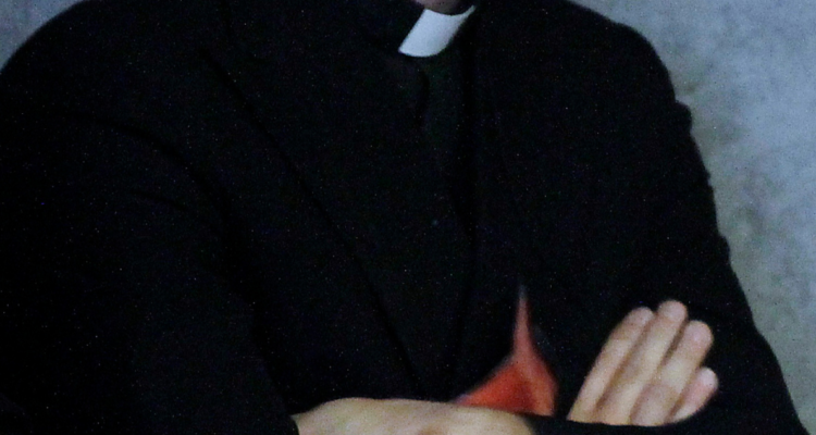 Sacerdote cruzado de brazos