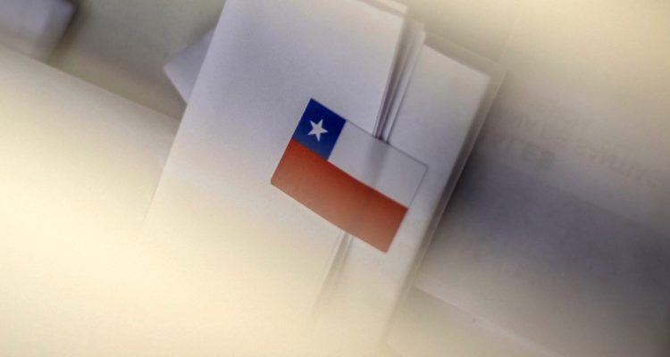 Bloomberg publica que dinero “se está yendo de Chile” ante incertidumbre política y fisura económica