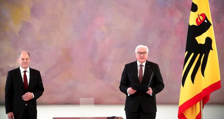 Nuevo canciller de Alemania en el Bundestag, asumiendo el cargo.