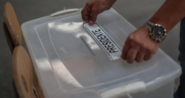Hombre se llevbó papeleta con la que debía votar.
