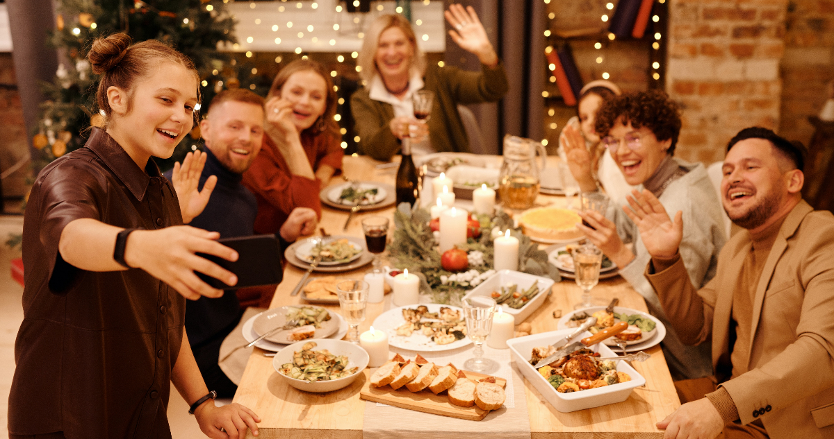 Una familia cenando reunida, sin discusiones familiares.