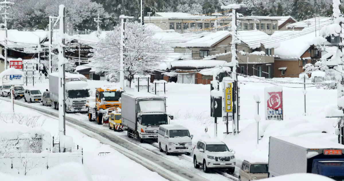 Fuerte nevada provoca caos en el servicio ferroviario de Japón