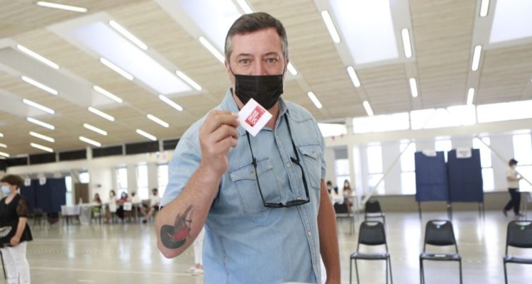 Sebastián Sichel emite su voto
