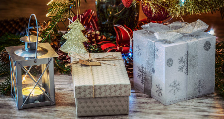 Dos regalos debajo de un árbol de navidad.