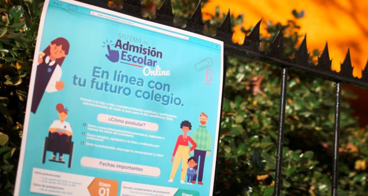Cartel en colegio adscrito al Sistema de Admisión Escolar, que ya tiene resultados y dio inicio a postulaciones