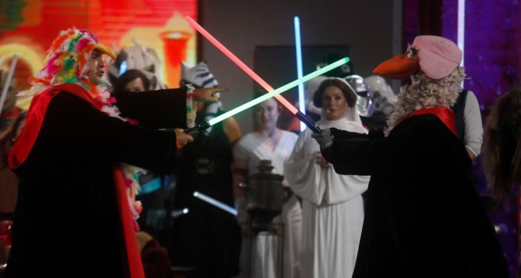 “Pico a pico”: Guru Guru y Tutu Tutu se enfrentan en la Teletón durante parodia de Star Wars