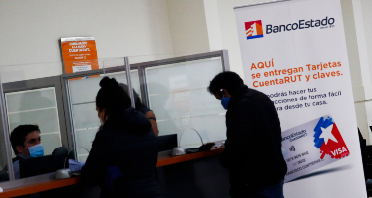 Personas en sucursal de BancoEstado