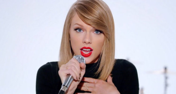 La cantante Taylor Swift en el video Shake It Off