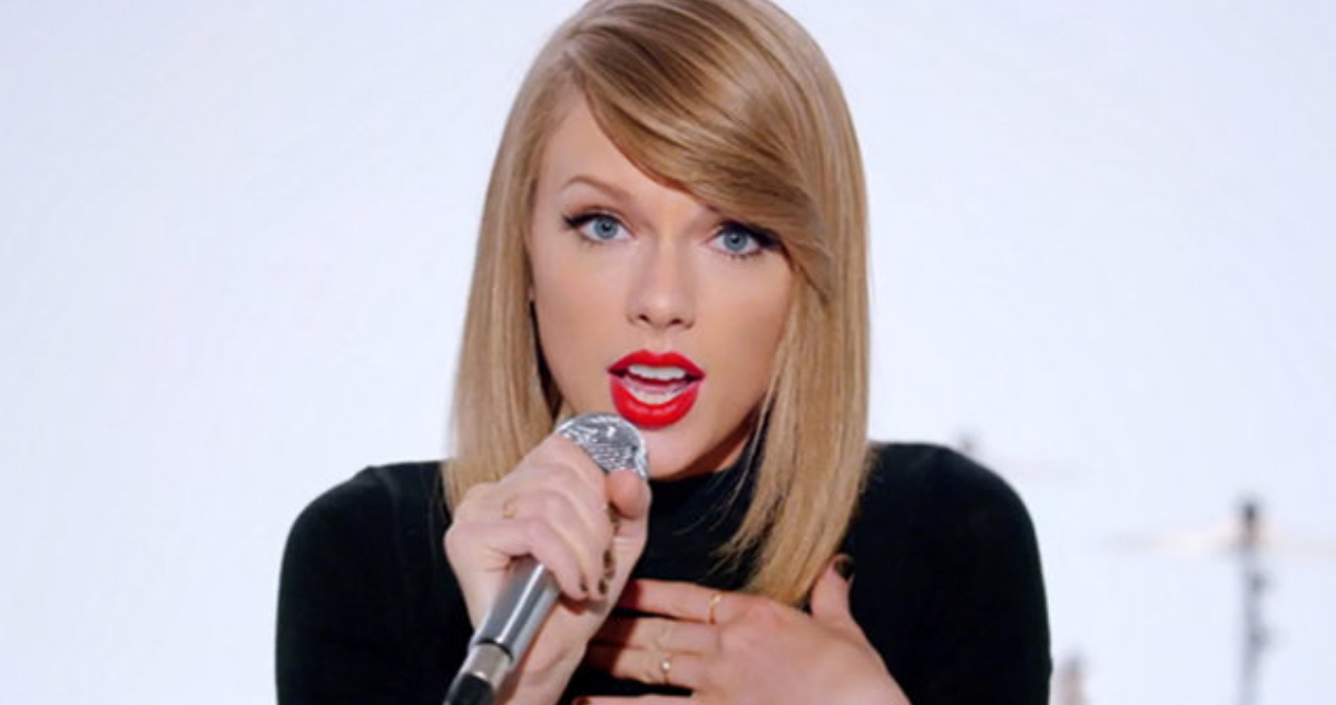 La cantante Taylor Swift en el video Shake It Off