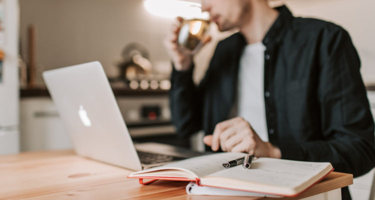 Hombre teletrabajando