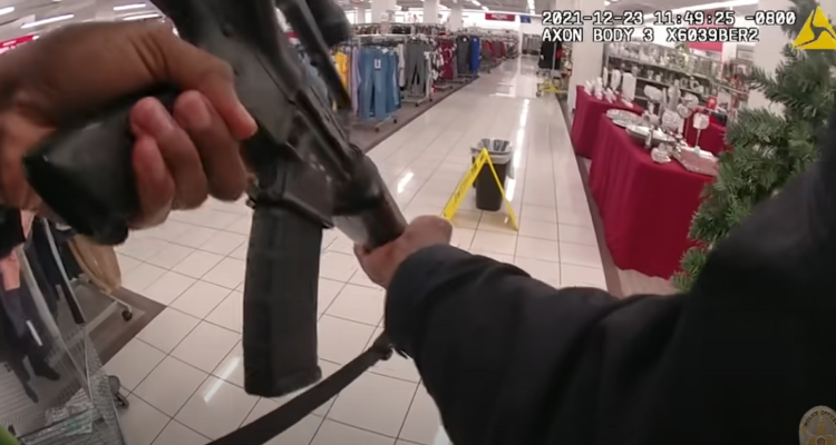 Captura del video de la cámara corporal del policía que efectuó los tiros.