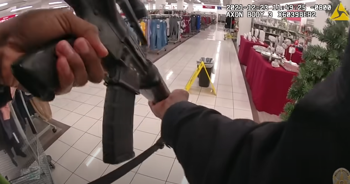Captura del video de la cámara corporal del policía que efectuó los tiros.