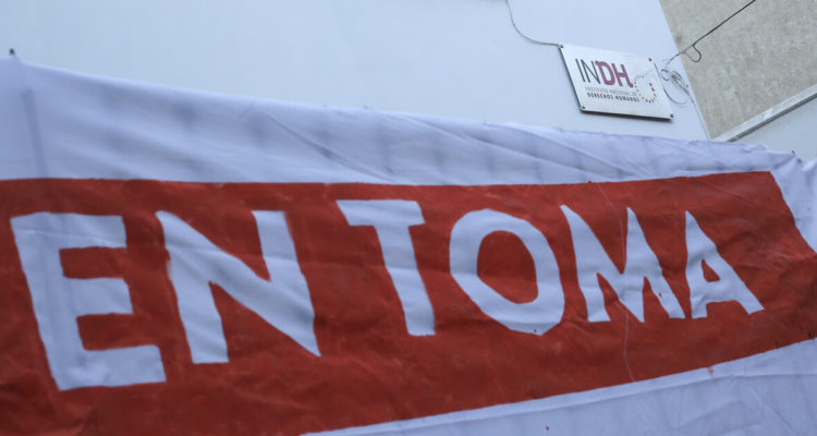 Letrero de toma en el INDH