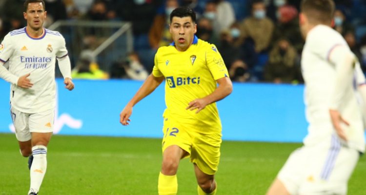 Chileno Tomás Alarcón jugando por Cádiz.