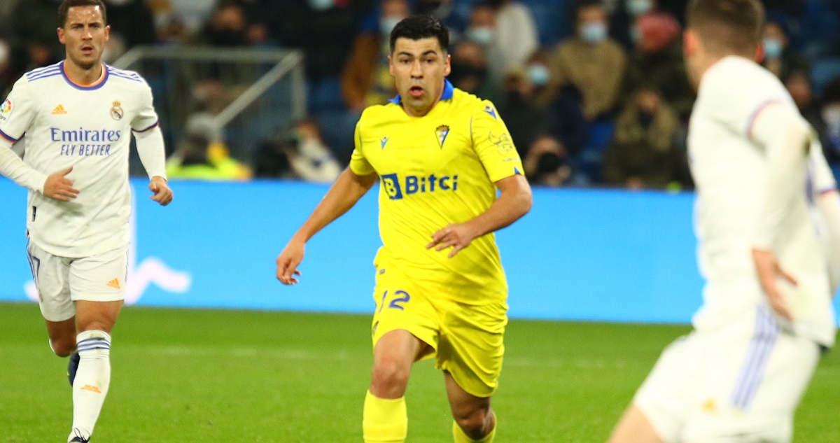 Chileno Tomás Alarcón jugando por Cádiz.