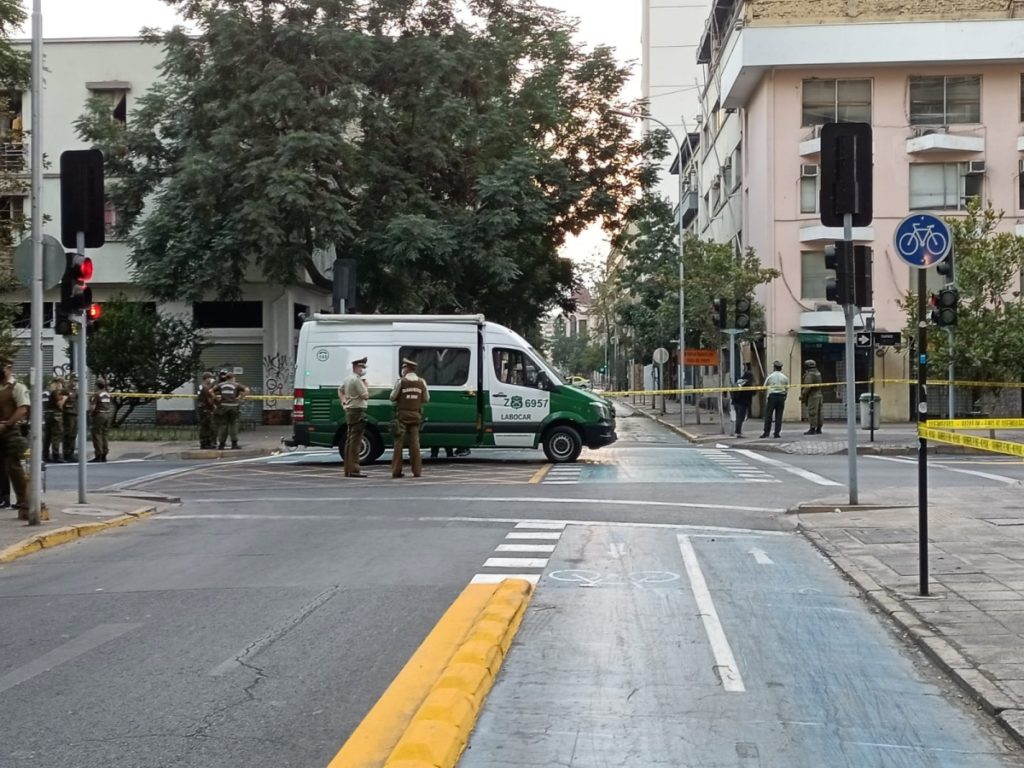 Investigan explosión en el exterior de la Dirección Nacional de Gendarmería en Santiago