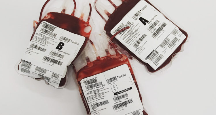 En la foto se ven tres bolsas de donación de sangre. De izquierda a derecha hay una de tipo B, tipo O y tipo A.
