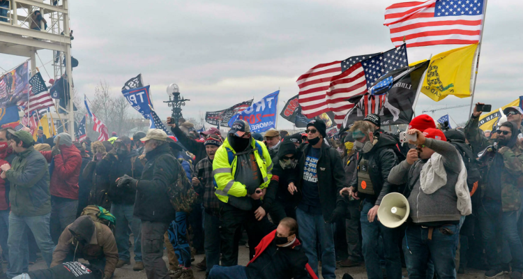 Manifestantes trumpistas a las puertas del capitolio.