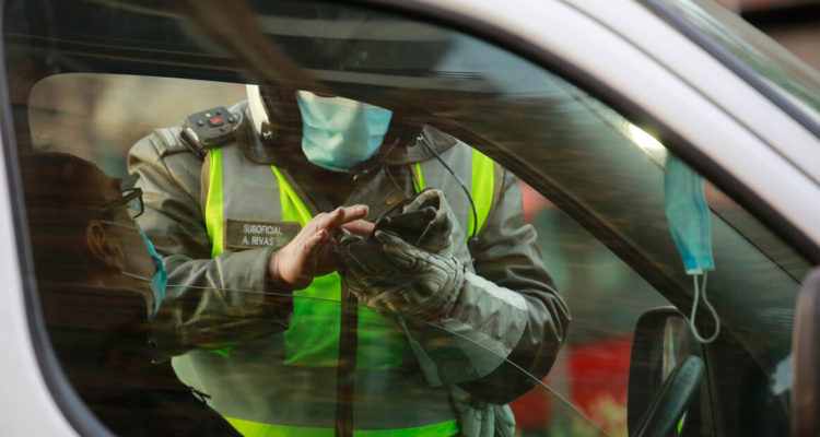 Foto de contexto de control policial carretero, luego que UDI propusiera prorrogar vigencia de licencias de conducir