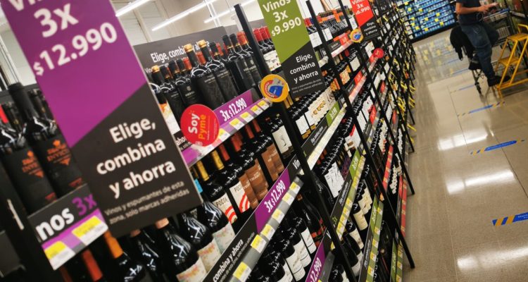 Pasillo del alcohol en un supermercado