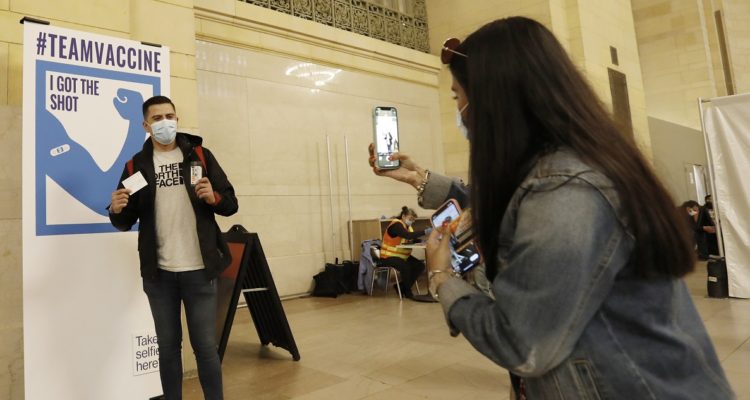 Neoyorquinos vacunándose contra el coronavirus.