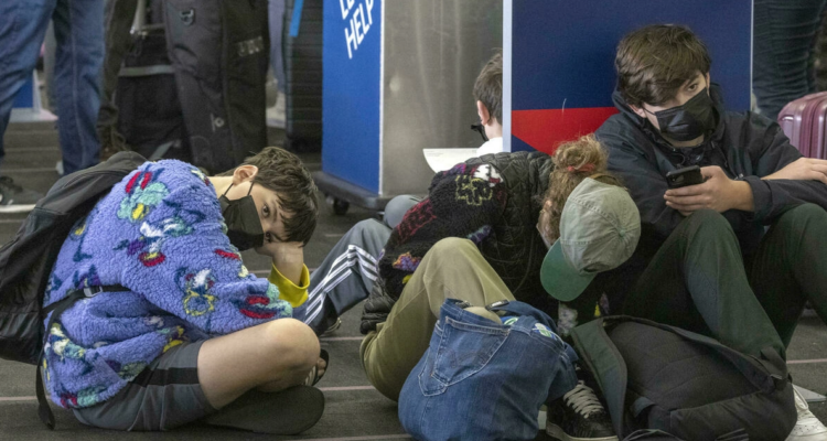 Pasajeros frustrados tras la cancelación de sus vuelos.