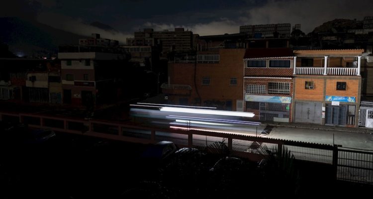 Foto de las calles de Venezuela a oscuras.