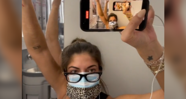 Mujer pasa cuarentena en baño de avión