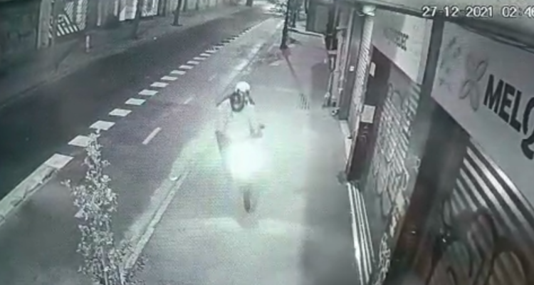 Video muestra a quienes habrían instalado aparato explosivo en Gendarmería