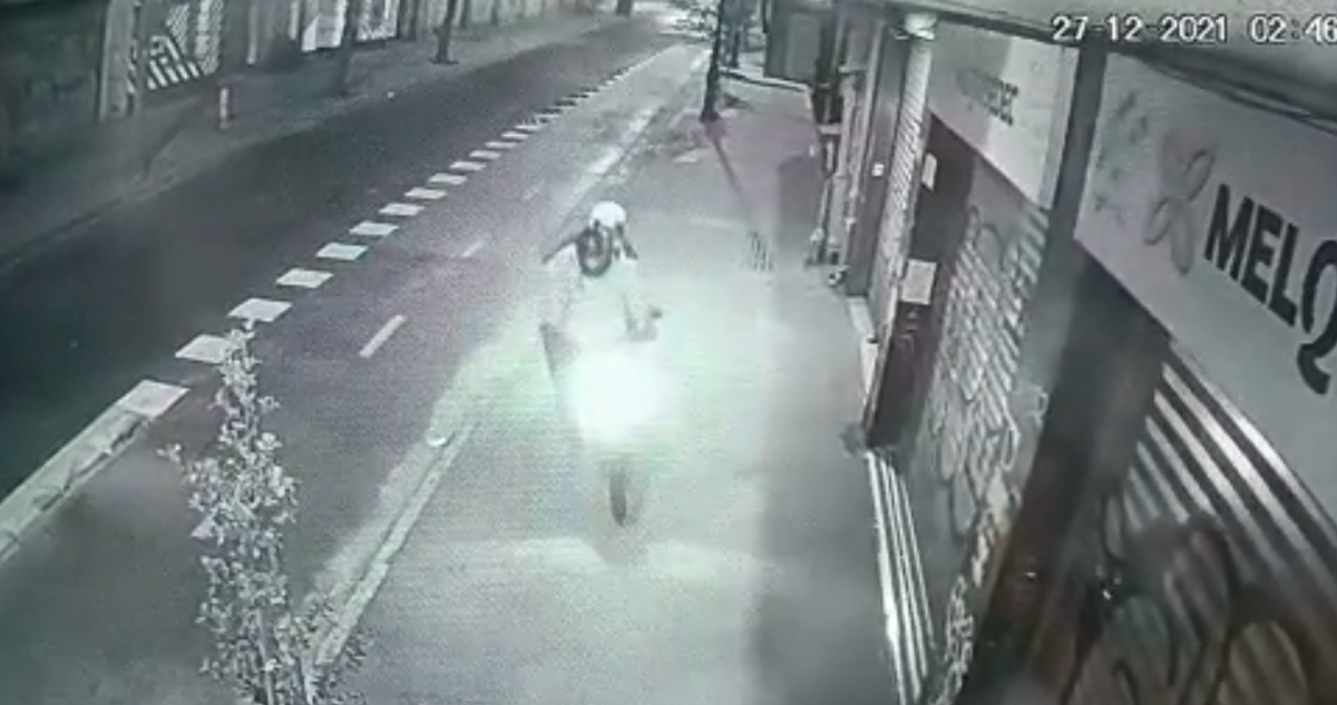 Video muestra a quienes habrían instalado aparato explosivo en Gendarmería