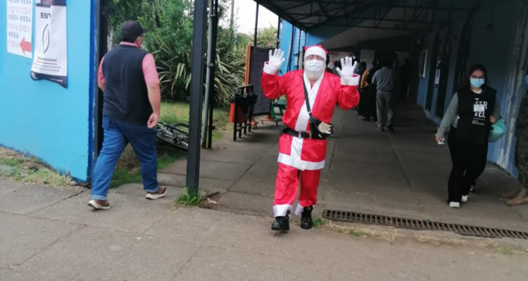 Viejo pascuero llega a votar a escuela en Osorno.