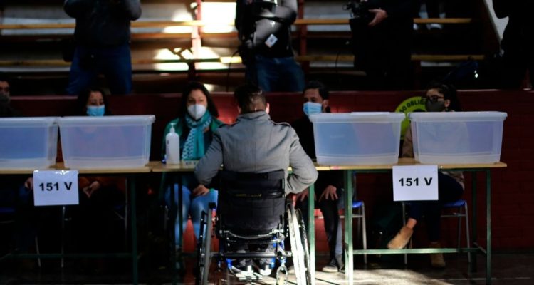 Recurso de amparo a favor de vocal de mesa discapacitada revoca fallo
