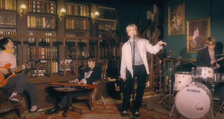 El grupo W24 durante el video del cover a Los Bunkers