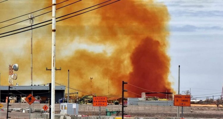 Planta Emaex sufre emergencia química en Calama: generó densa columna de humo anaranjado