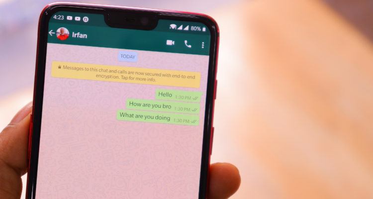 Un celular donde están escribiendo por WhatsApp.