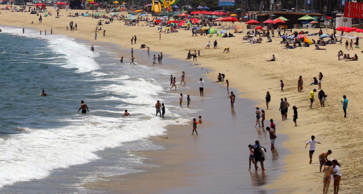 Foto de contexto playa de Chile con 26 mil contagios nuevos