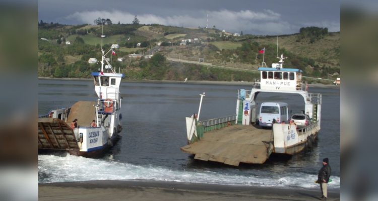 Barcazas en Canal Dalcahue
