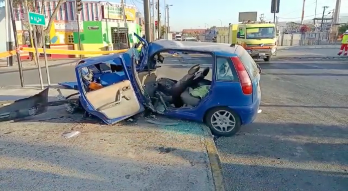 Conductor quedó en riesgo vital tras choque en Estación Central: su mascota fue rescatada