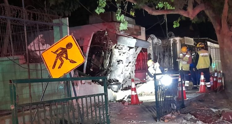 Conductora ebria arrasó con muro de una casa y con una cañería de gas en Macul: dio 1,54 en alcotest