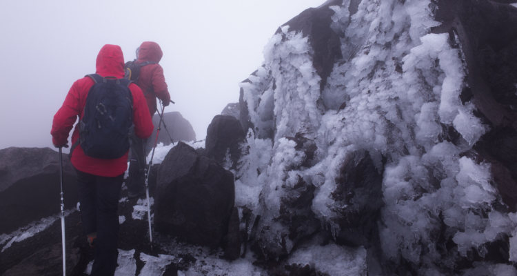 Excursionistas en la nieve