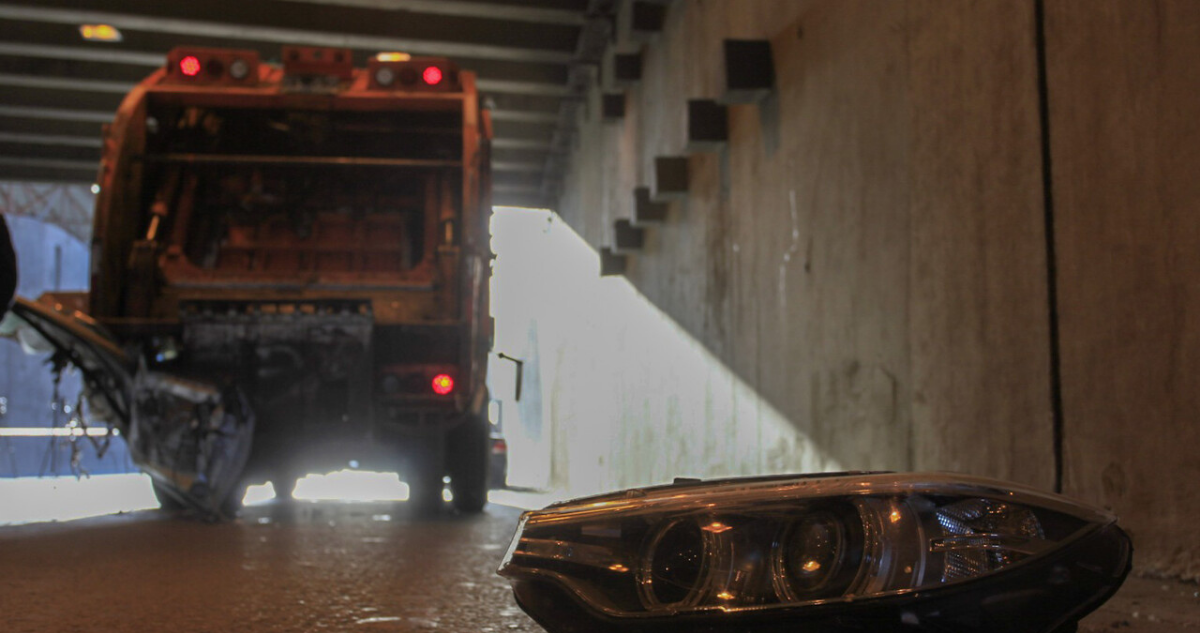 Imagen del camión recolector de basura impactado por un BMW
