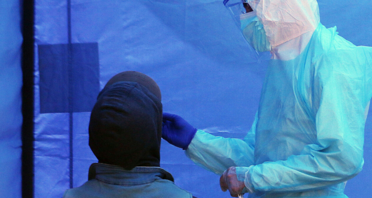 Agresiones denuncia personal de salud en Los Ángeles.