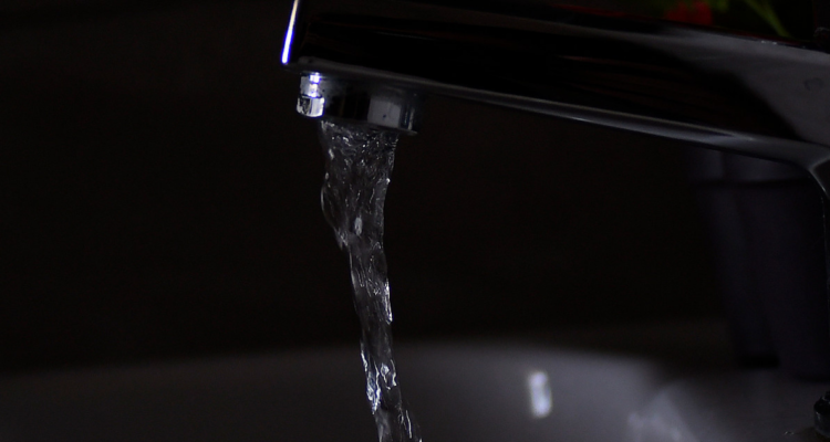 Agua cayendo de llave