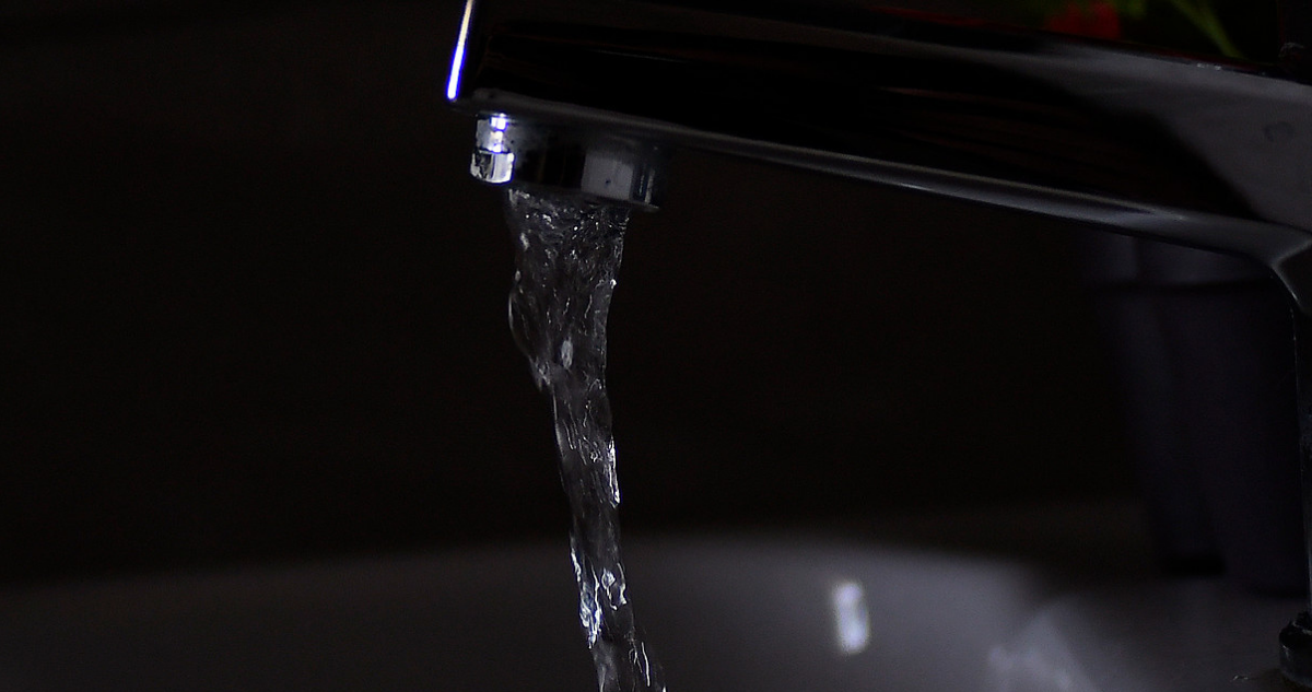 Agua cayendo de llave