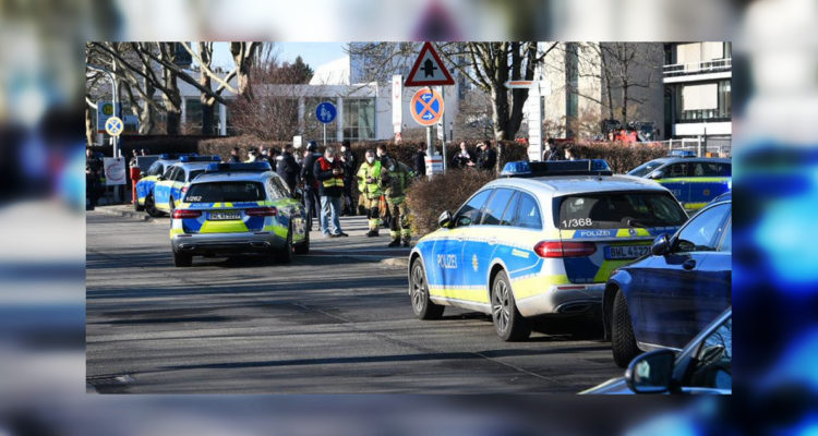 Patrullas policiales fuera de la escena del crimen.