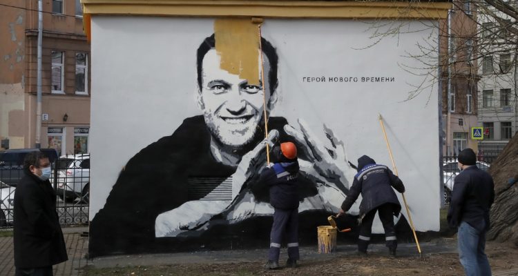 Un mural de Navalny siento pintado.